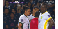 柏杨抬脚过高吃到黄牌,染黄后抗议自己没有踢到对手