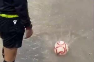 都能划船了😂西班牙第四级别联赛因暴雨推迟,主裁扔球测试积水