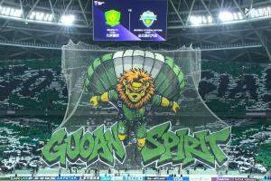 震撼!工体打出悬挂式Tifo,国安精神!